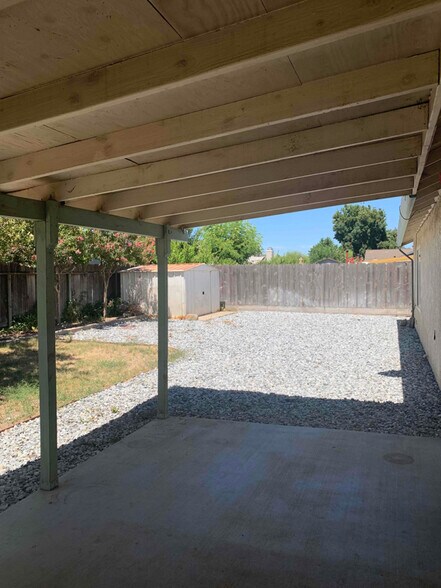 Building Photo - 3101 Chestnut Dr