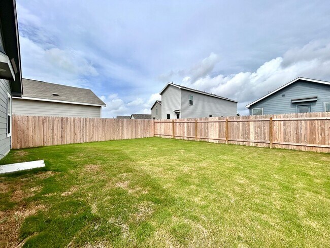 Building Photo - Charming 3/BR 1/BA Home with Spacious Back...