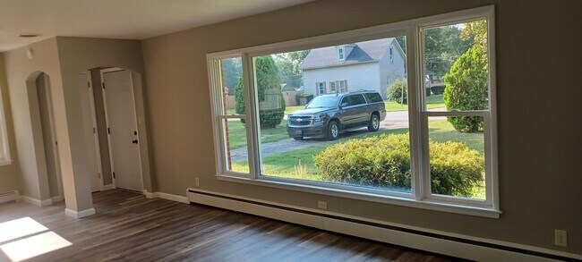 Building Photo - Lovely brick ranch in Millersburg!