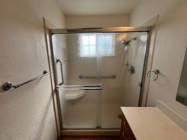 Building Photo - Updated 3 bedroom single story in Manteca!