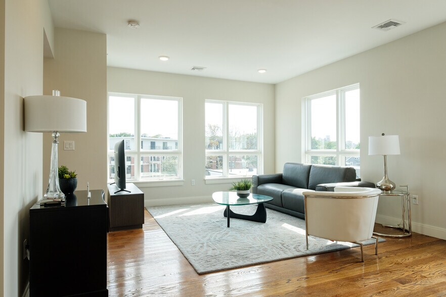 Building Photo - 9 Everett St