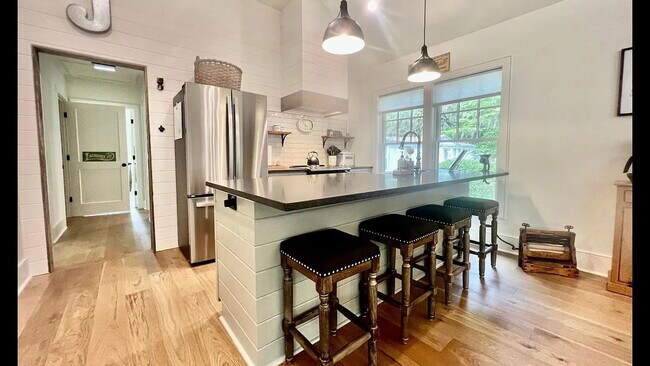 Building Photo - Low Country Cottage located in the Heart o...