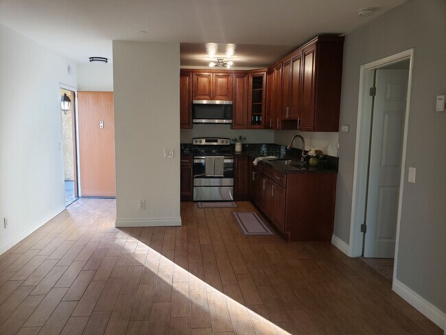 Building Photo - Orange 1 Bedroom