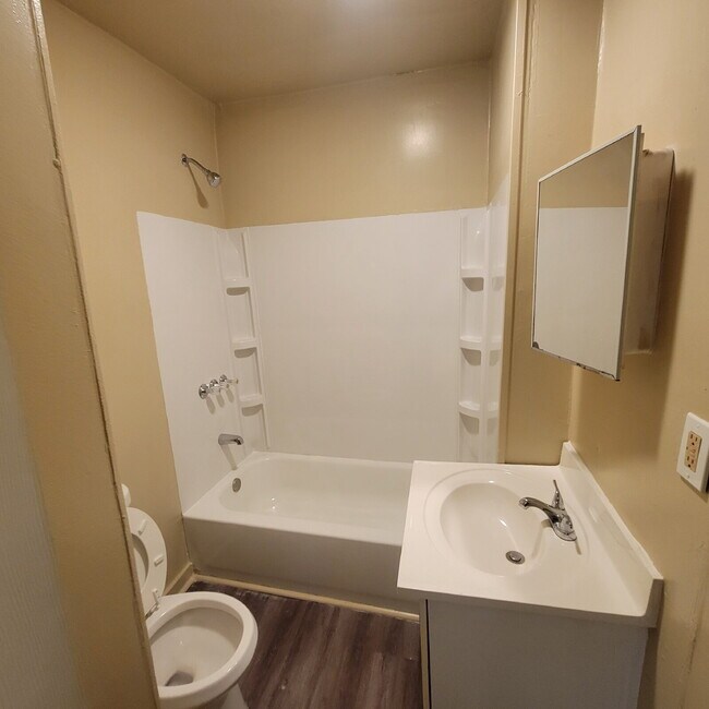 Building Photo - East Side Bungalow!