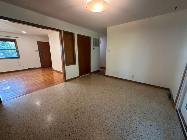 Building Photo - Single Family Home
