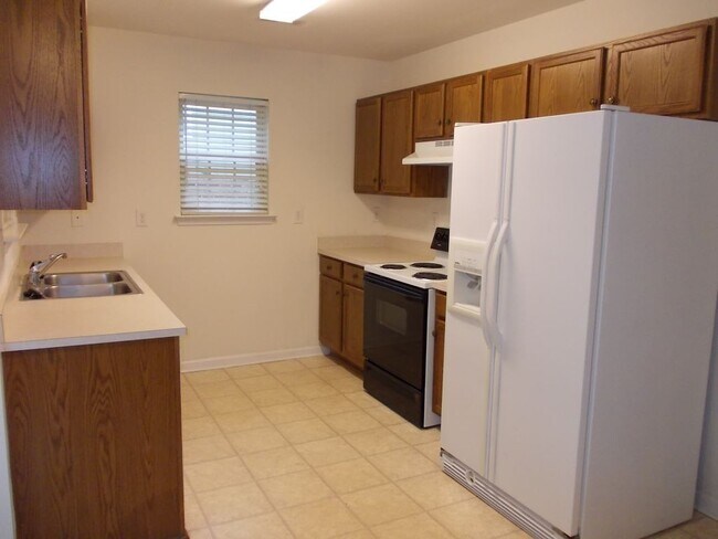Building Photo - Great 2 story home with fenced back yard i...