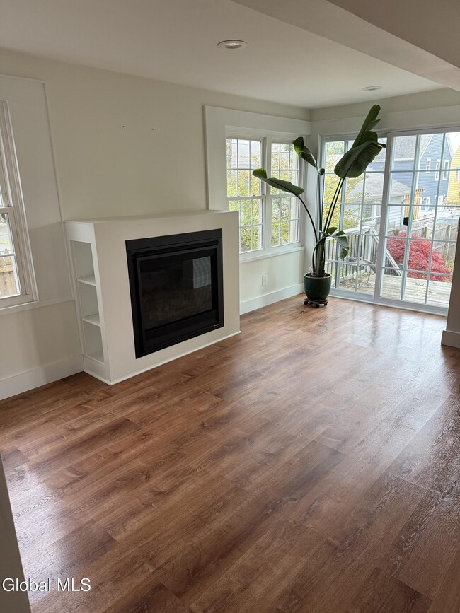 Building Photo - 60 Ash St