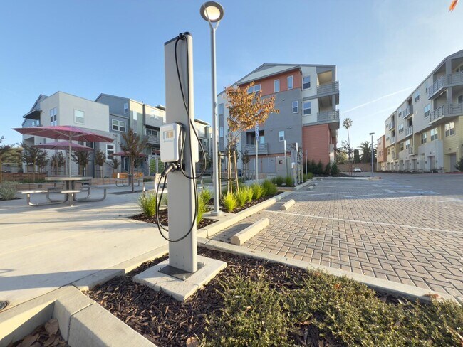 Building Photo - 1303 Besra Ter