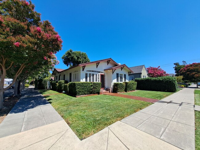 Building Photo - Stunning Home in Downtown Napa