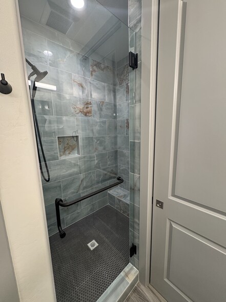 Master Shower Room - 3112 N Navajo Dr