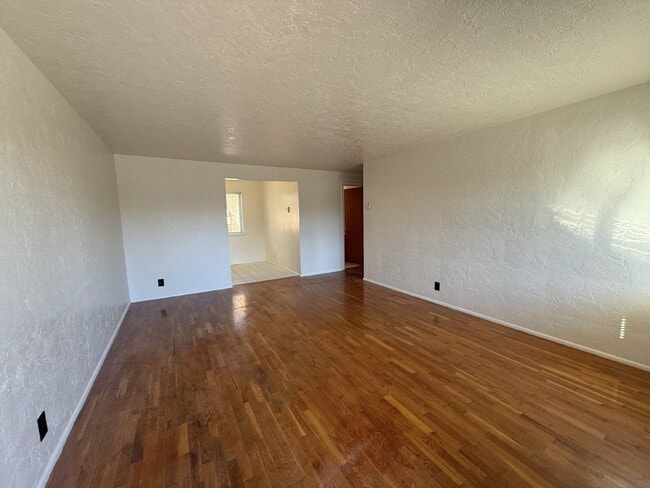 Building Photo - 210 Sunnyside Dr