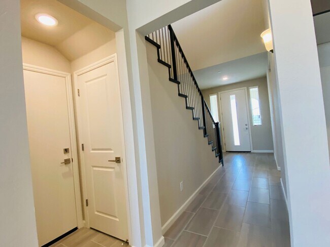 Building Photo - COMING SOON! $2,750 Ashlan & Highland, 4 B...