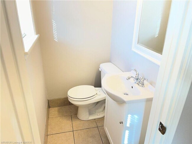 Building Photo - House: 3 Bed, 1.5 Bath, 1 Car Carport.