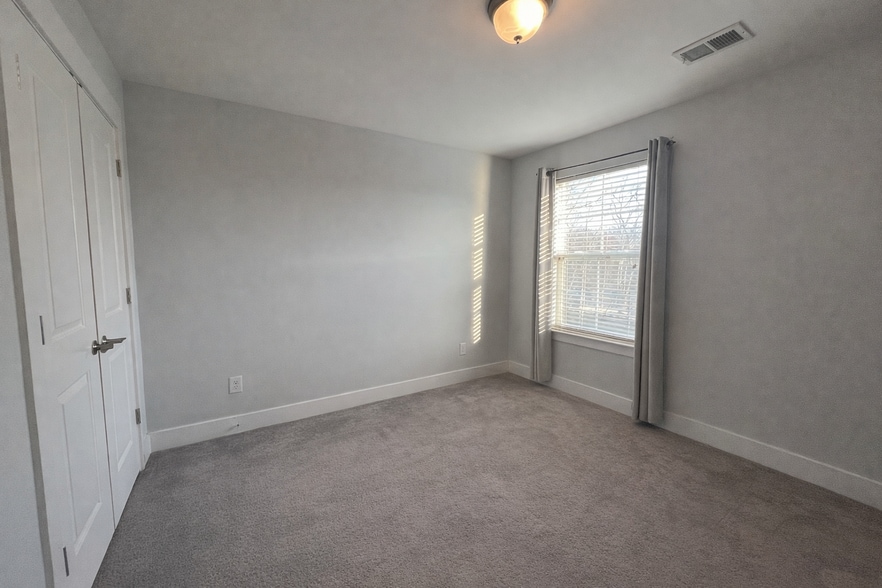 Building Photo - 2028 Gracious Dr