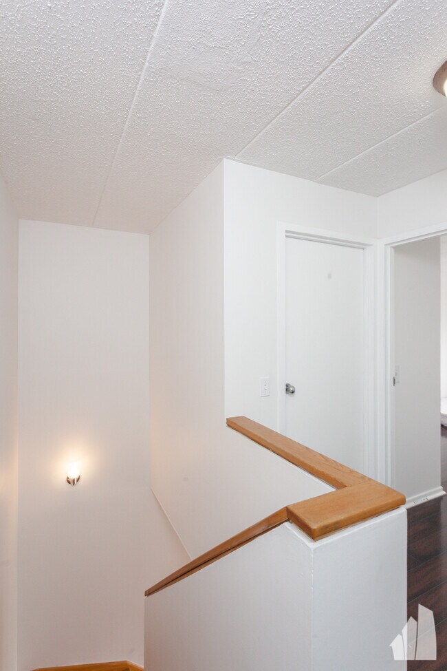 Building Photo - 711 W Gordon Ter