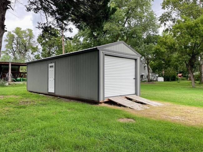 Building Photo - Spacious 2-Bed 1-Bath House