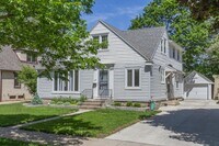 Building Photo - CANT MISS Updated 4 Bedroom Available Minu...