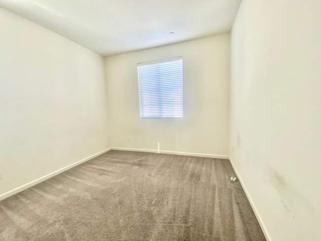 Building Photo - AVAILABLE BY 6/19/26. 4 BED, 2.5 BATHS, 1763 SQ FT STAINLESS STEEL APPLIANCES INCLUDED