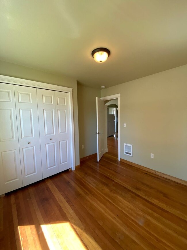 Building Photo - Beautifully Remodeled Springfield Cottage