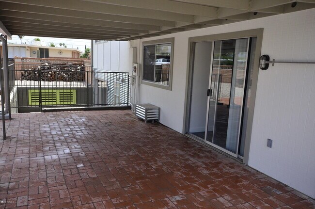 Building Photo - 614 N Medford Dr