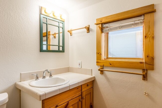 Building Photo - Refreshed Park Ave. Duplex with Historic O...