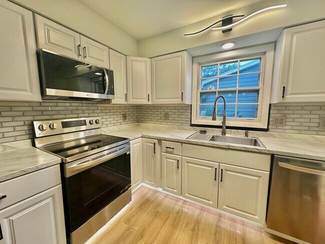 Building Photo - 21 N Kenosha Dr