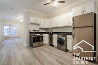 Building Photo - 726 W Roscoe St