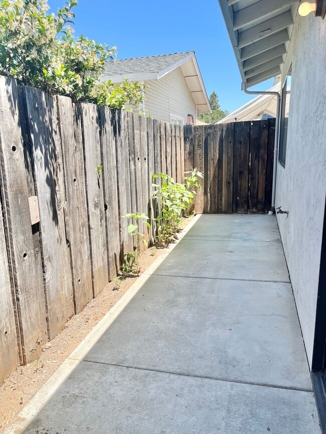 Building Photo - MUST SEE!! One Bedroom One Bath Duplex In ...