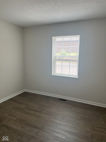 Building Photo - 421 Lark Ct