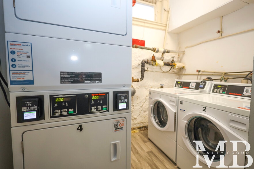 Building Photo - 465 Park Dr