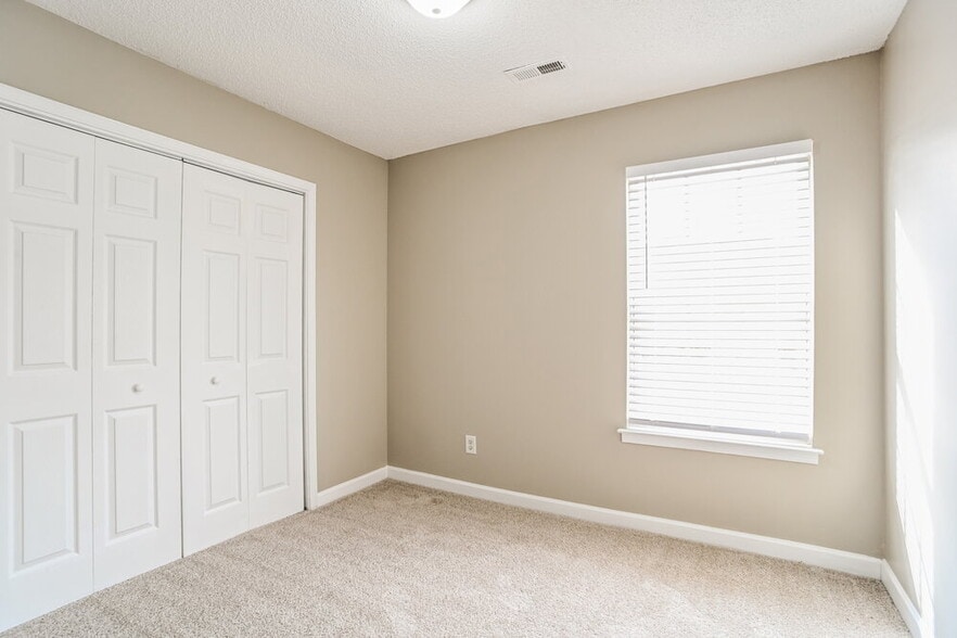 Building Photo - 300 Glencroft Dr