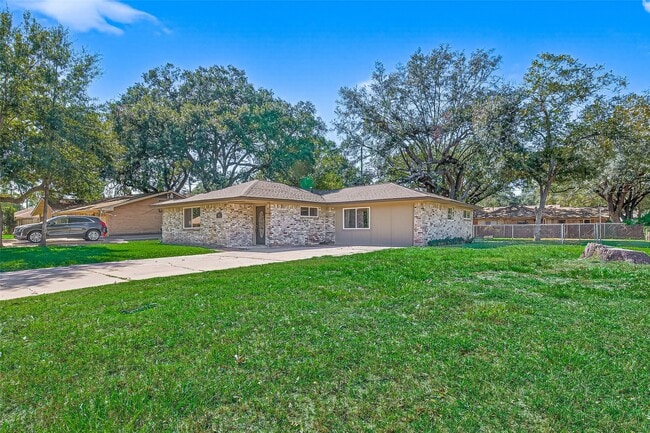 Building Photo - 1611 Drexel Dr