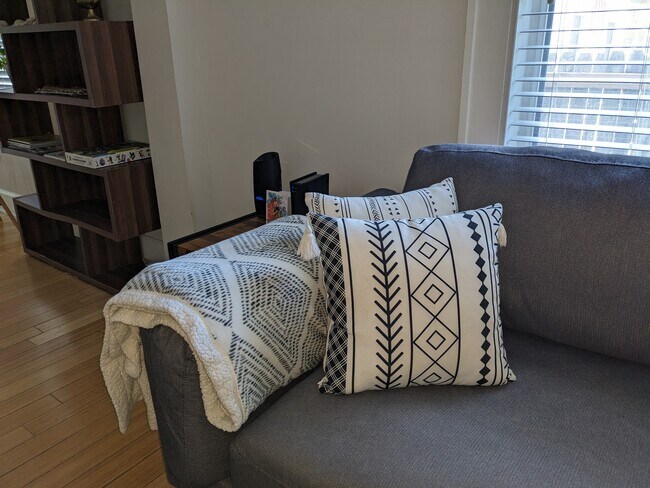 Building Photo - 1007 12th Ave N