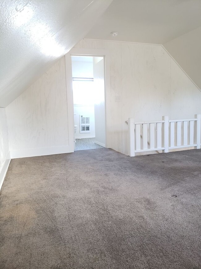 Building Photo - 2+ Bedroom, 2 bathroom Charming Home Avail...