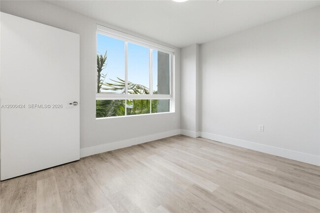 Building Photo - 2505 NE 193rd St