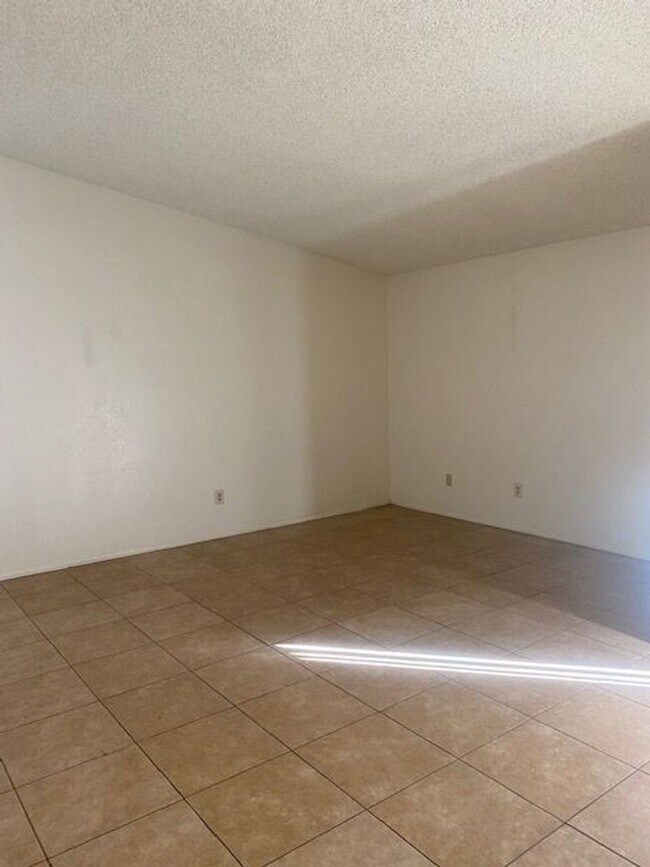 Building Photo - COMING SOON!! 3 BEDROOM / 2 BATHROOM Apartment in Cathedral City