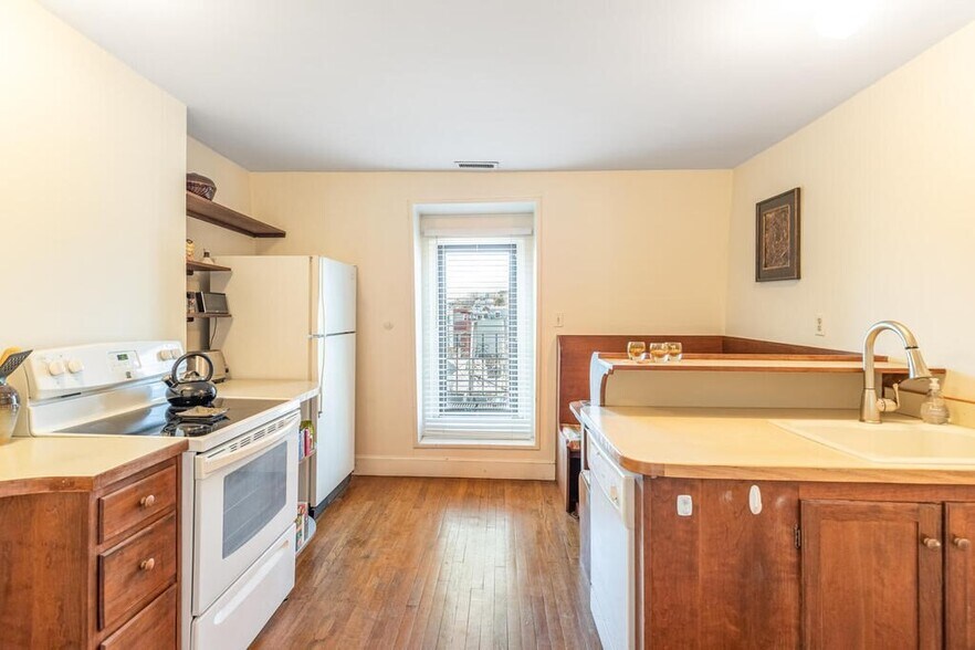 Building Photo - 325 K St