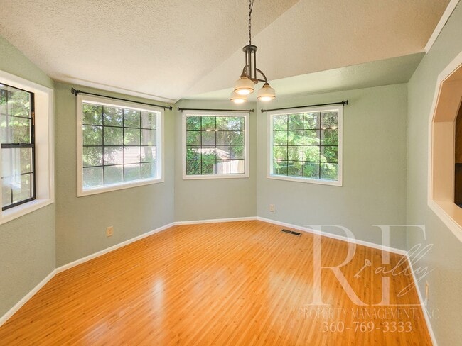 Building Photo - Ridgetop Home in Quiet Neighborhood