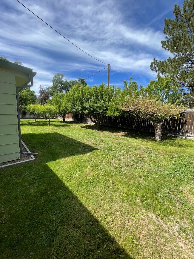 Building Photo - 4 Bedroom Home with Large Shop