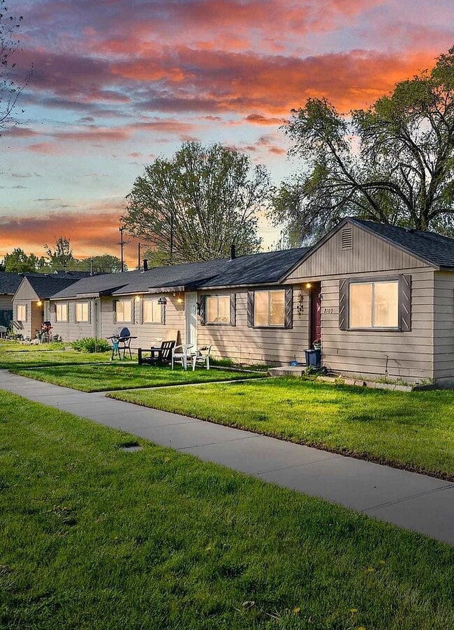 Building Photo - 2103 1st St S