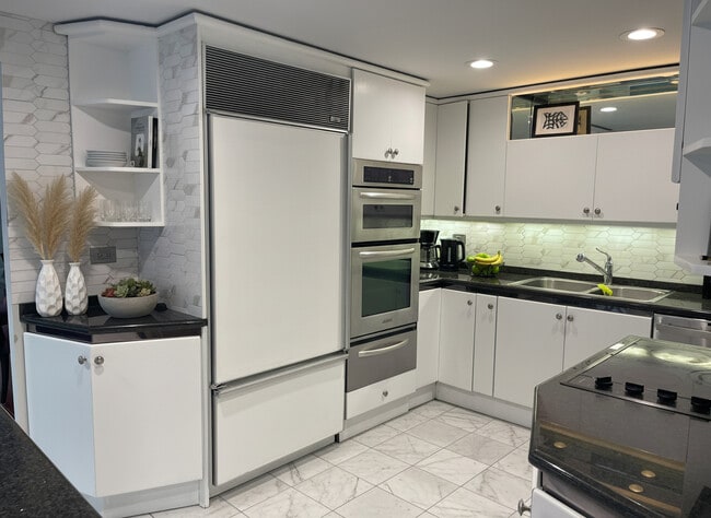 Building Photo - 175 E Delaware Pl