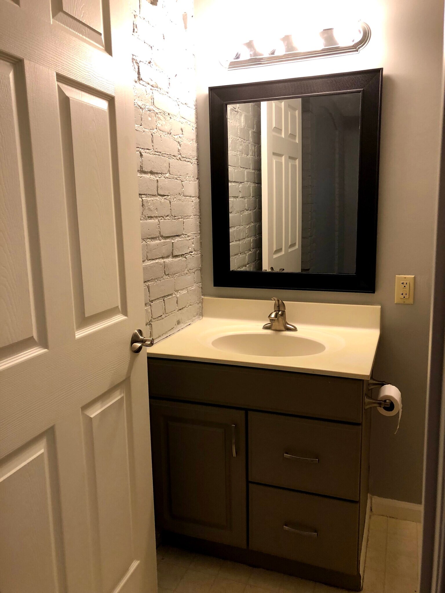 Building Photo - 124 E Main St