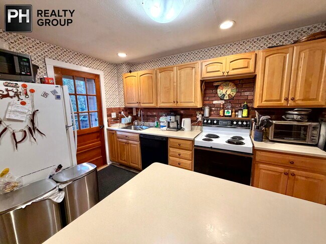 Building Photo - 157 Riverview Ave