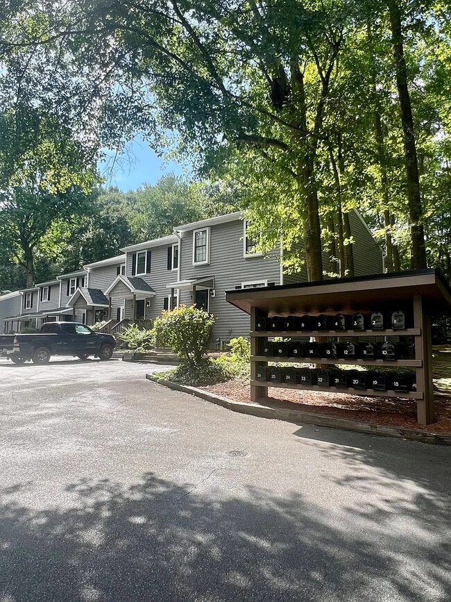 Building Photo - 2 Willow Bridge Dr