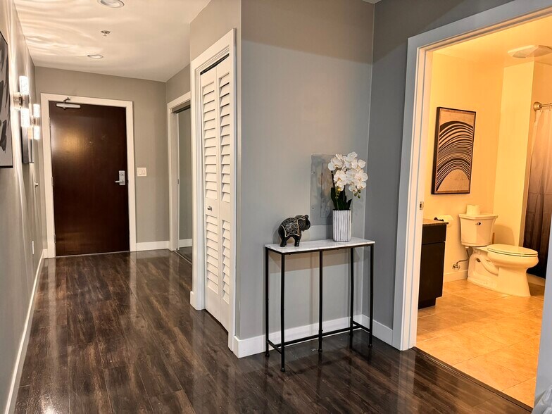 Building Photo - 889 Date St