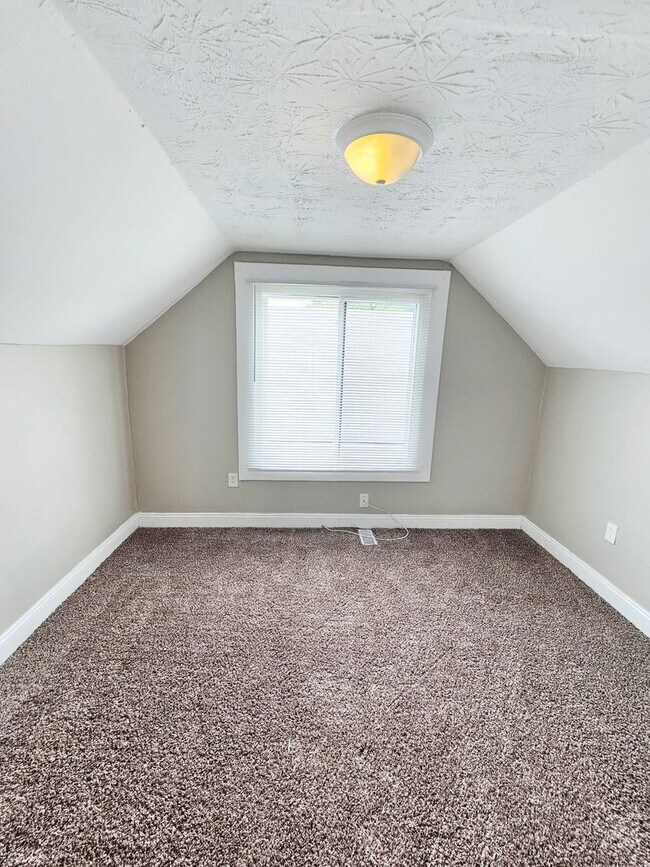 Building Photo - Available Now! 3 Bedroom Home with Central Air