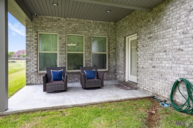 Building Photo - Fully Furnished!  5 bedroom, 3 bath home i...