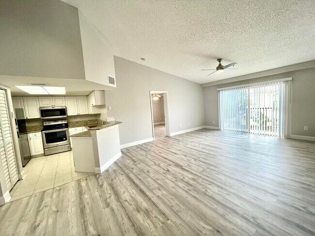 Building Photo - 1700 Crestwood Ct S