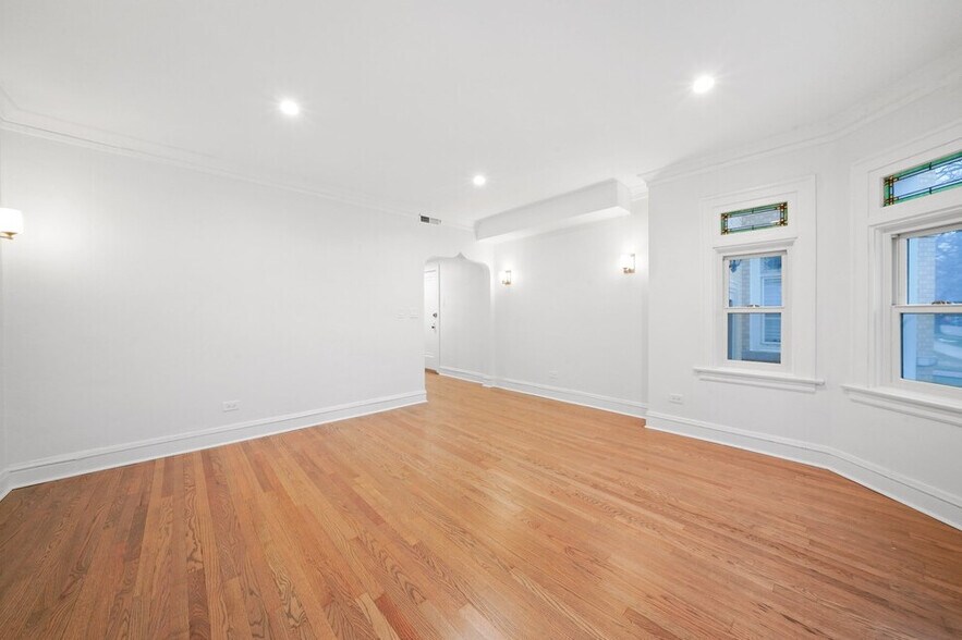 Building Photo - 2737 W Lunt Ave