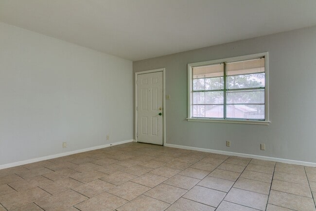 Building Photo - 2401 Brookridge Dr